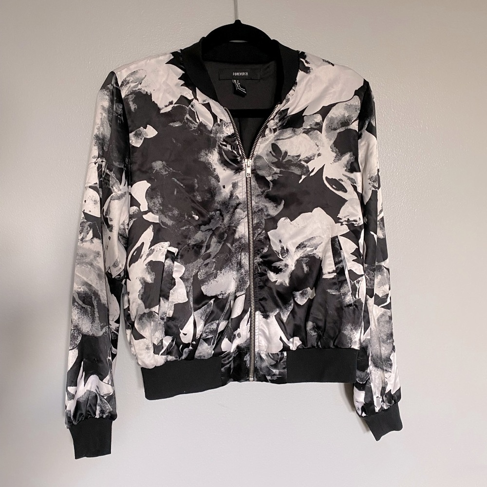 Black and white silky bomber jacket 🖤